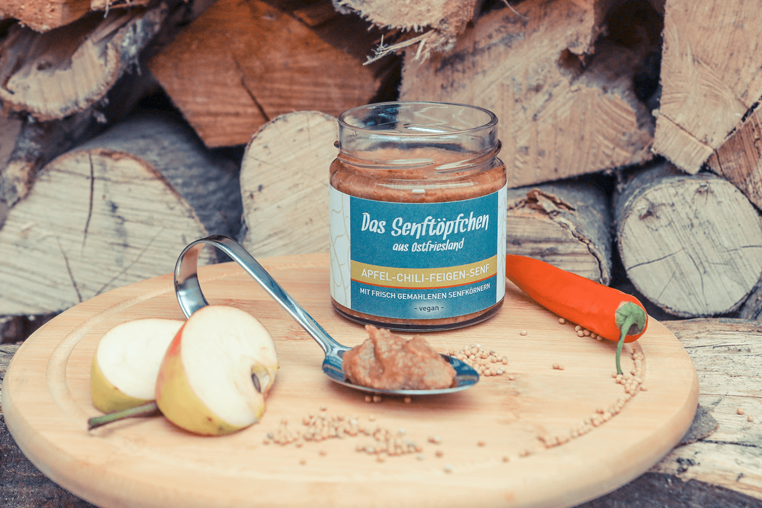 Fünf Stumpenkerzen in den Farben Bubblegum und Avocado, auf einem Holztisch dekoriert mit einem Tablett und Blumen.