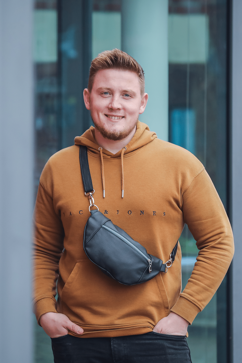 Eine Person trägt Bauchtasche in der Farbe atlantic diagonal am Körper.