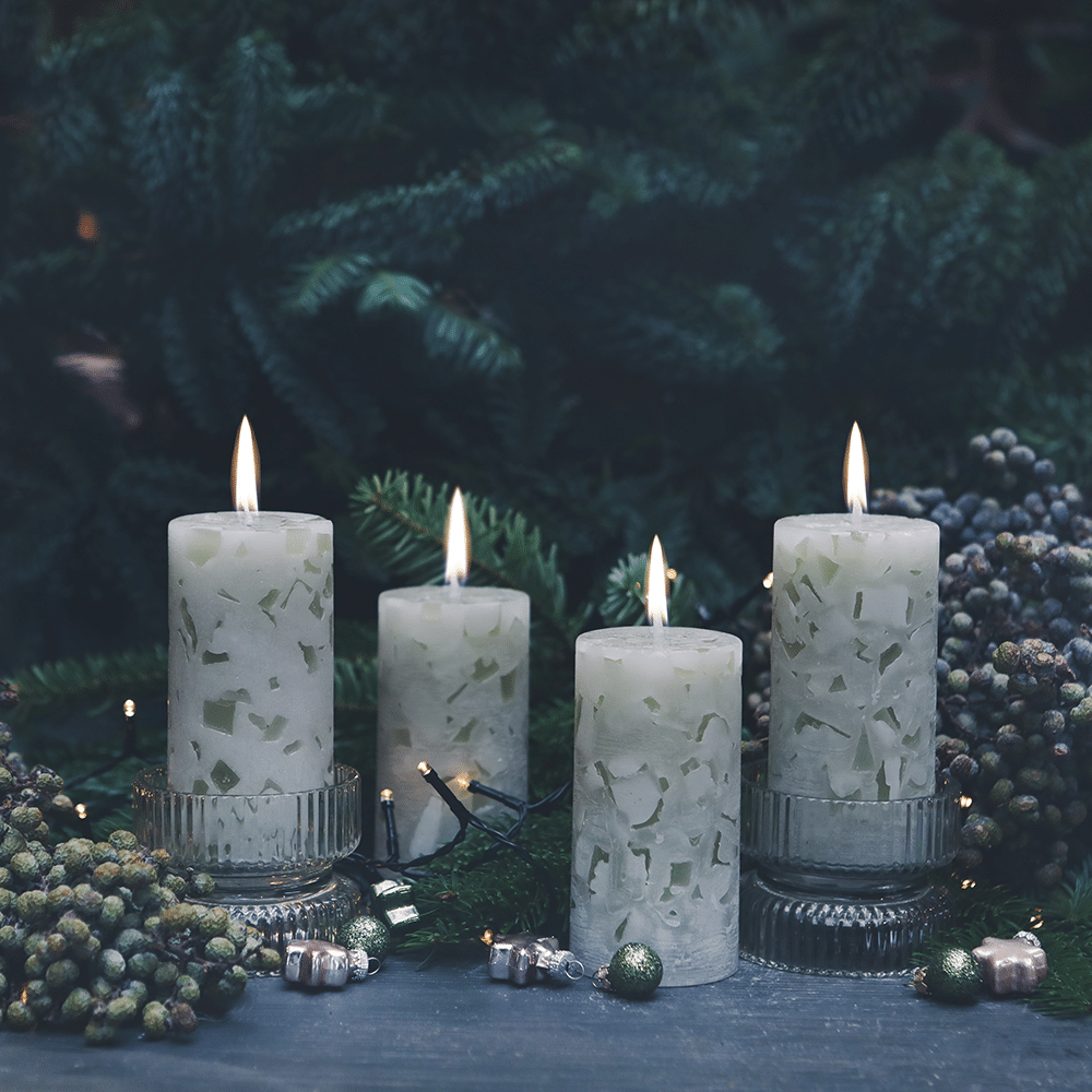 Fruchtaufstrich in Glasbehälter in Geschmacksrichtung Sanddorn-Apfel im Garten auf Holzbrettchen mit Brote mit Fruchtaufstrich.