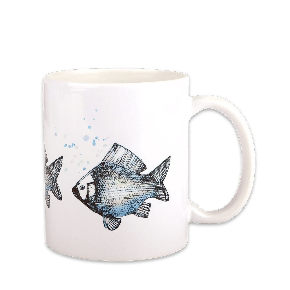 Eine weiße Tasse bedruckt mit kunstvollen Fischen.