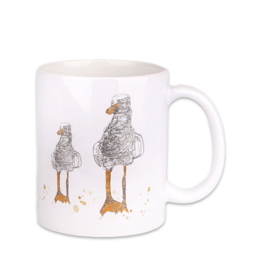 Eine weiße Tasse bedruckt mit kunstvollen Möwen.