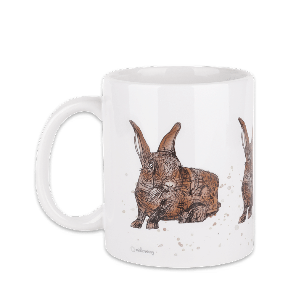 Eine weiße Tasse bedruckt mit kunstvollen Kaninchen.
