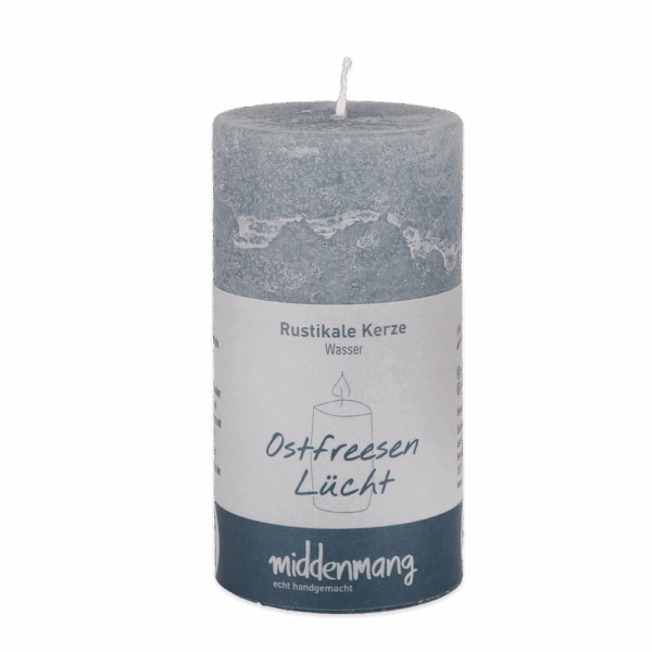 Eine runde rustikale Kerze in der Farbe Wasser mit der Aufschrift Ostfreesen Lücht.