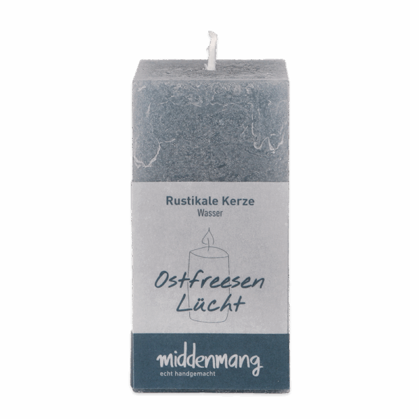 Eine eckige rustikale Kerze in der Farbe Wasser mit der Aufschrift Ostfreesen Lücht.