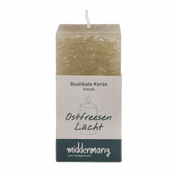 Eine eckige rustikale Kerze in der Farbe Avocado mit der Aufschrift Ostfreesen Lücht.