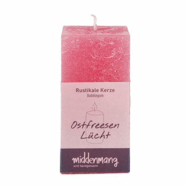 Eine eckige rustikale Kerze in der Farbe Bubblegum mit der Aufschrift Ostfreesen Lücht.