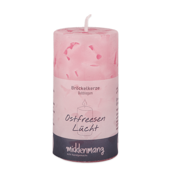 Eine runde Bröckelkerze in der Farbe Bubblegum mit der Aufschrift Ostfreesen Lücht.