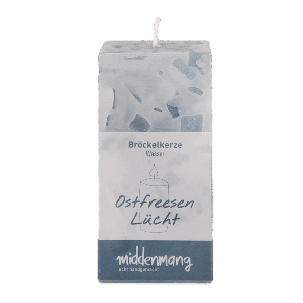 Eine eckige Bröckelkerze in der Farbe Wasser mit der Aufschrift Ostfreesen Lücht.