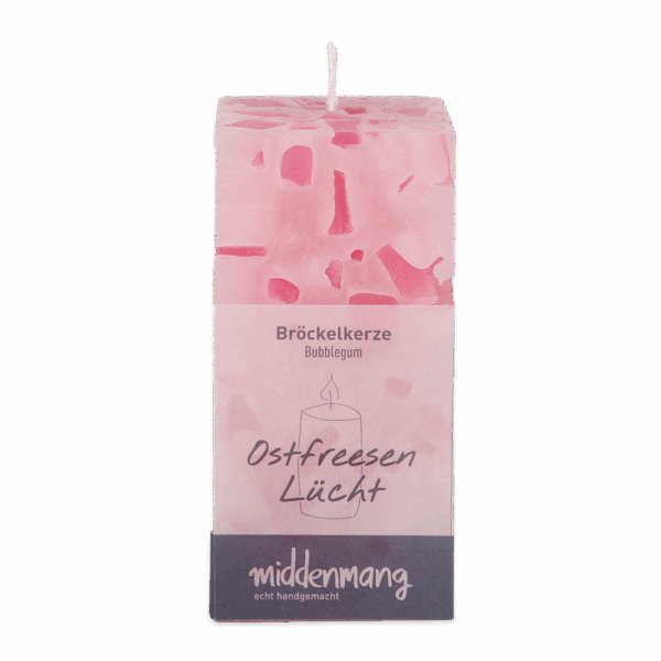 Eine eckige Bröckelkerze in der Farbe Bubblegum mit der Aufschrift Ostfreesen Lücht.