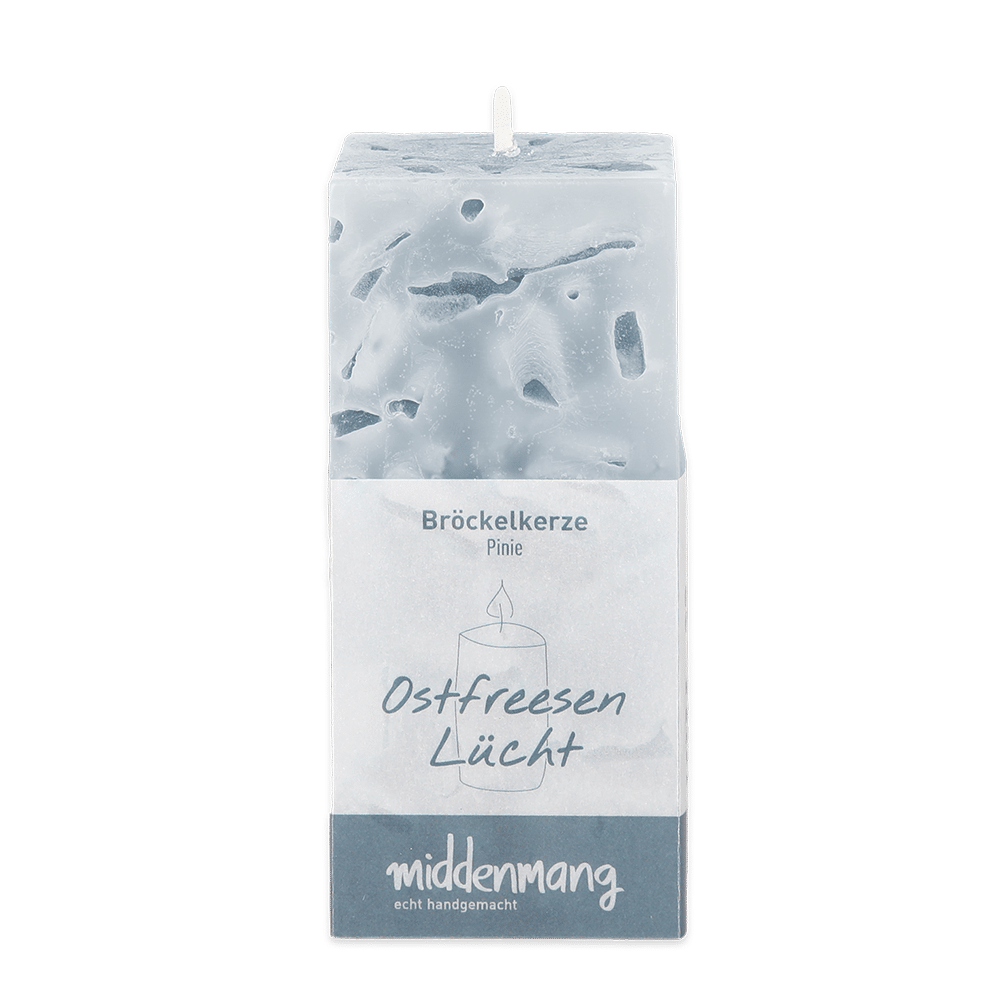 Eine eckige Bröckelkerze in der Farbe Pinie mit der Aufschrift Ostfreesen Lücht.