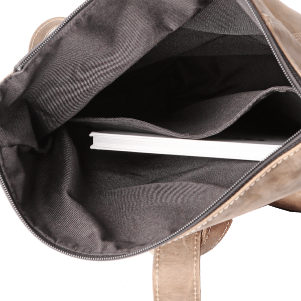 Offenes Innenfach des Leder-Rucksacks.