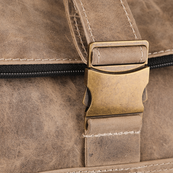 Messingschnalle des Leder-Rucksacks.