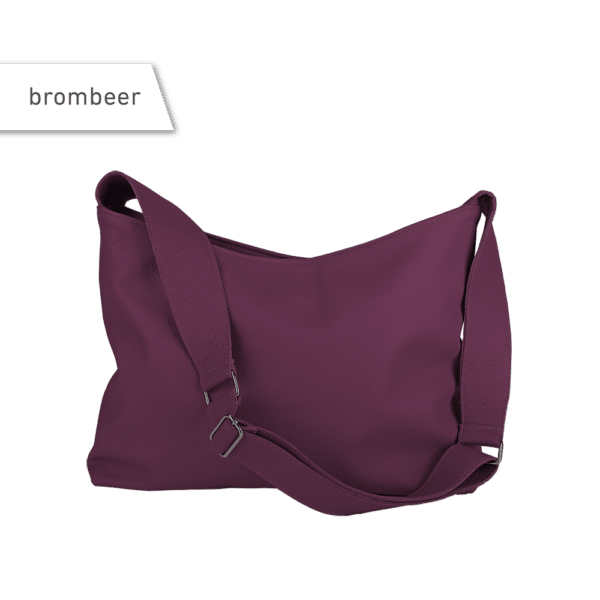 Eine Handtasche aus Leder in der Farbe brombeer.