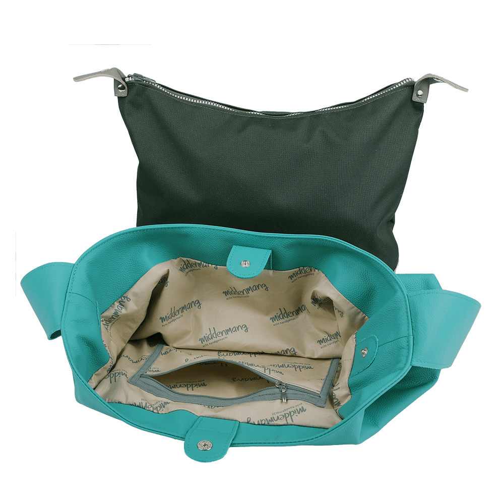 Eine Umhängetasche aus Leder in der Farbe Türkis mit flexibler Innentasche aus dunkelgrauem Cordura.