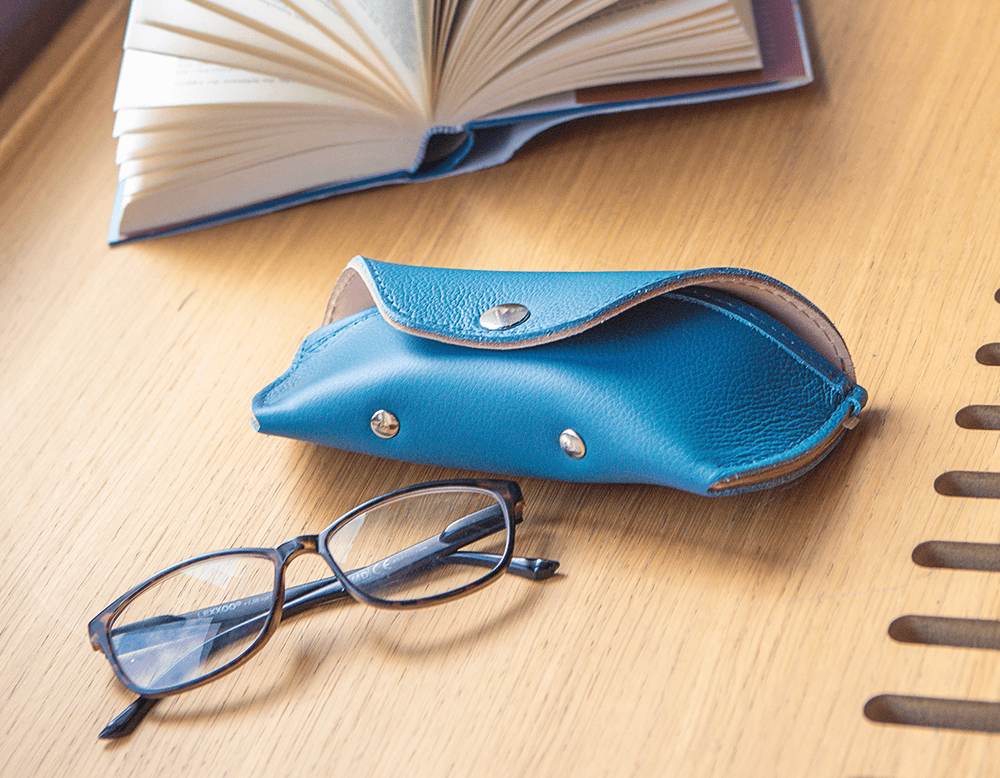 middenmang Brillenetui "das Sichtbare", aus echtem Leder, in der Farbe rauchblau