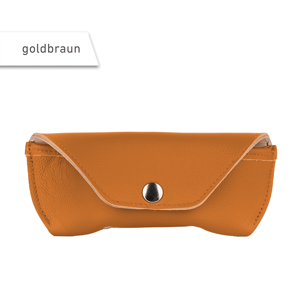 Brillenetui aus Leder, in der Farbe goldbraun von vorne mit Druckknopf.