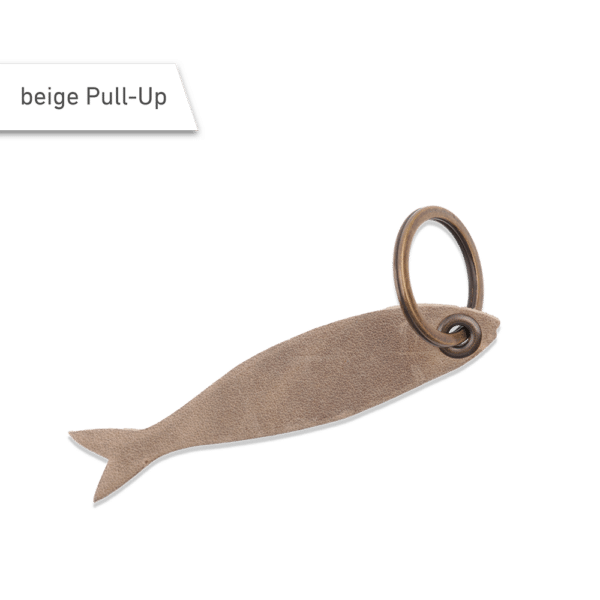 Schlüsselanhänger in Fischform aus Pull-Up-Leder in der Farbe beige. Mit einem Schlüsselring aus Altmessing.