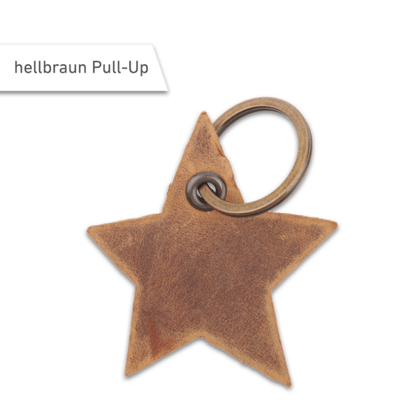 Schlüsselanhänger in Sternform aus Pull-Up-Leder in der Farbe hellbraun. Mit einem Schlüsselring aus Altmessing.