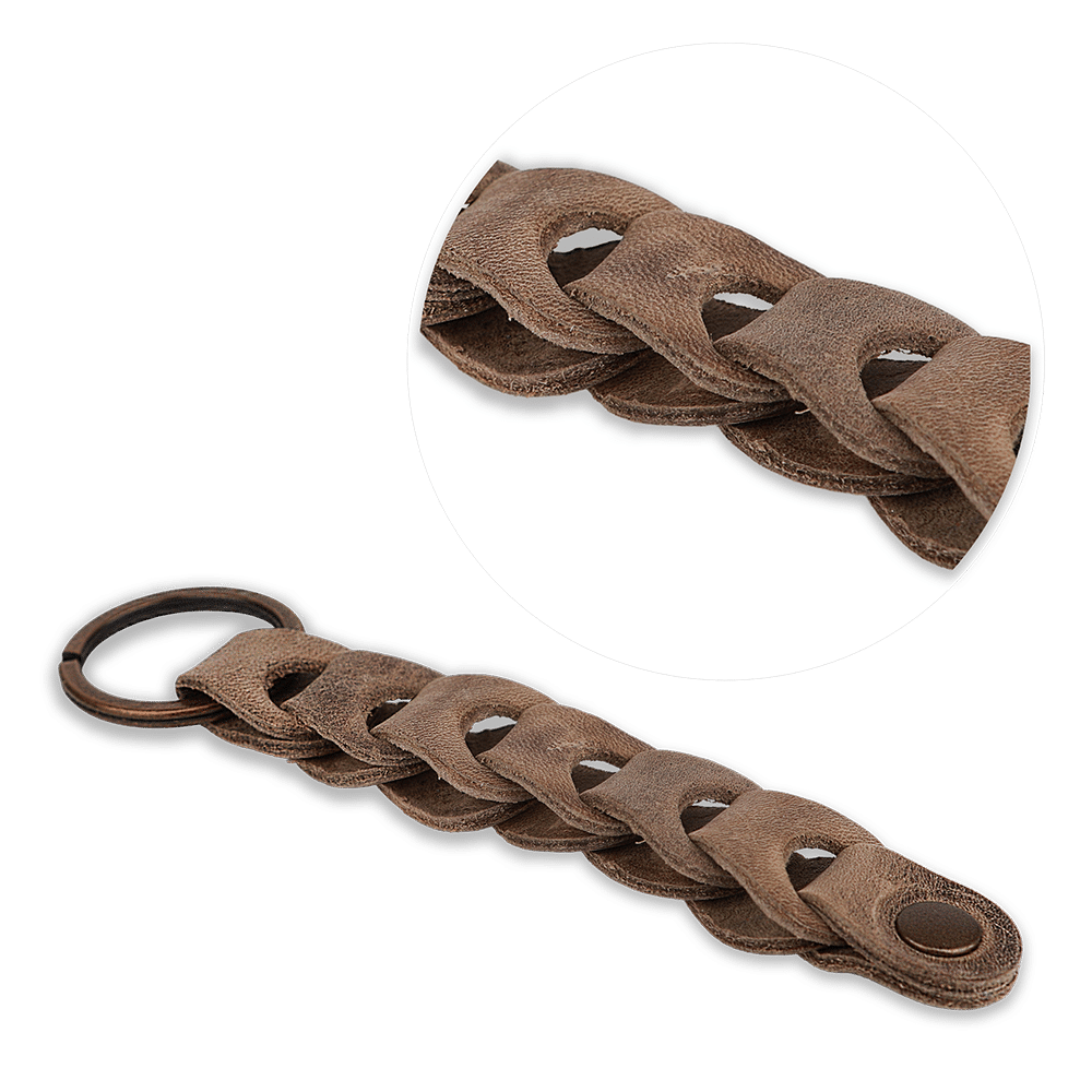 Detailansicht vom Schlüsselanhänger mit Kettengliedern aus Pull-Up-Leder, in der Farbe Beige.