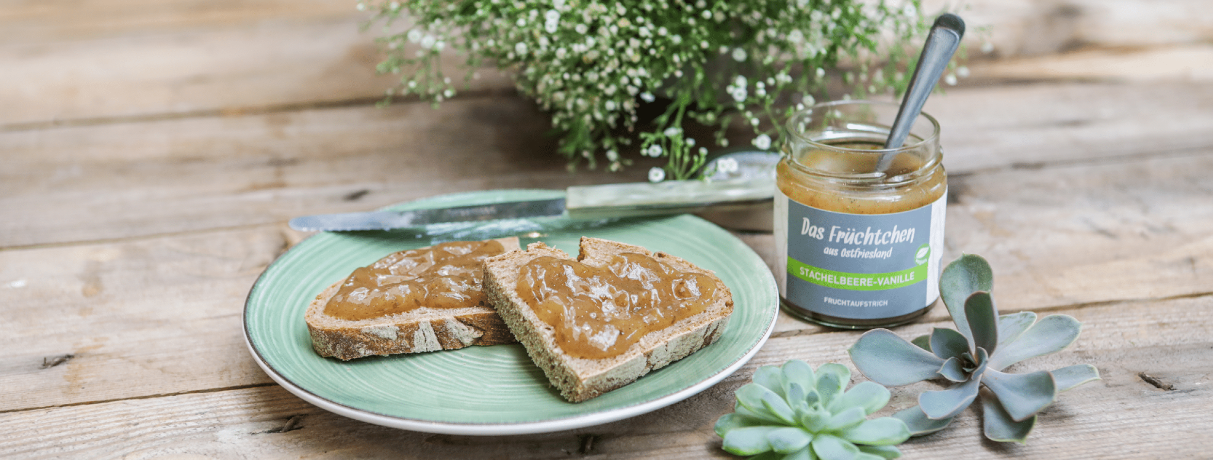 Eine Person reinigt eine Brille mit einem Brillenputztuch, bedruckt mit einem Apfel.