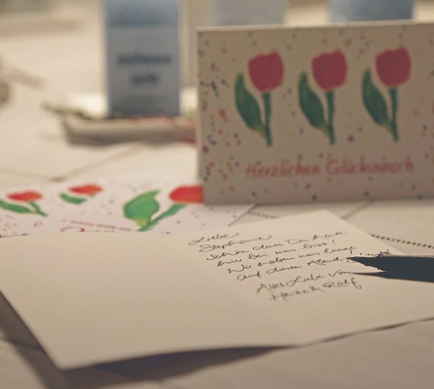 Klappkarte mit Motiv Tulpen, aufgeklappt, von Hand beschrieben.