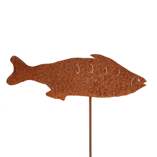 Ein Gartenstecker aus Metall in Rostoptik in der Variante Forelle.