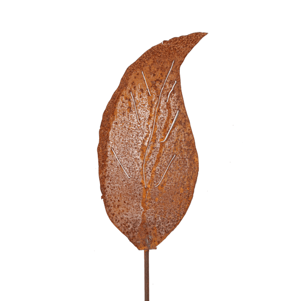 Ein Gartenstecker aus Metall in Rostoptik in der Variante Feder.