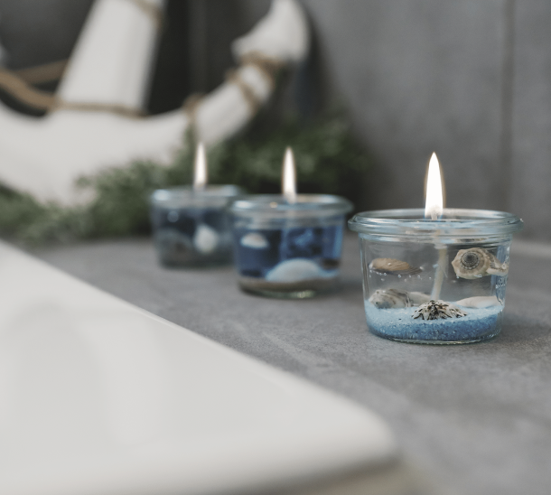 Maritime Gelkerze im Weckglas im Badezimmer.