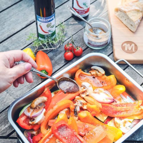 Gem&uuml;se in Auflaufform mit Gew&uuml;rzen und &Ouml;l.