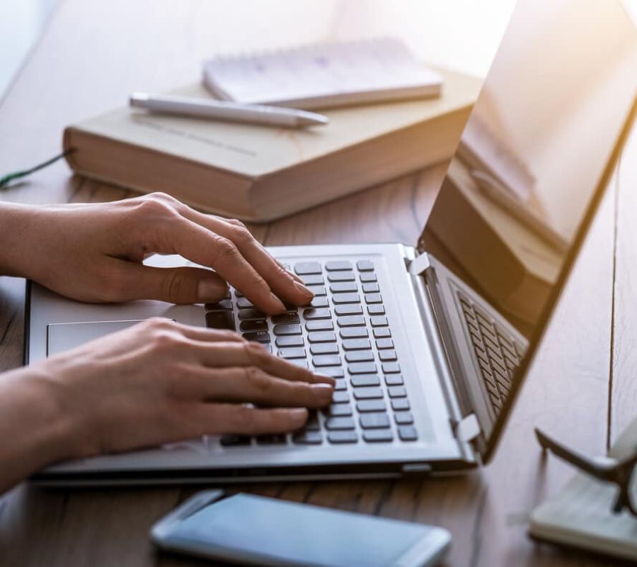 Eine Person arbeitet an einem Laptop.