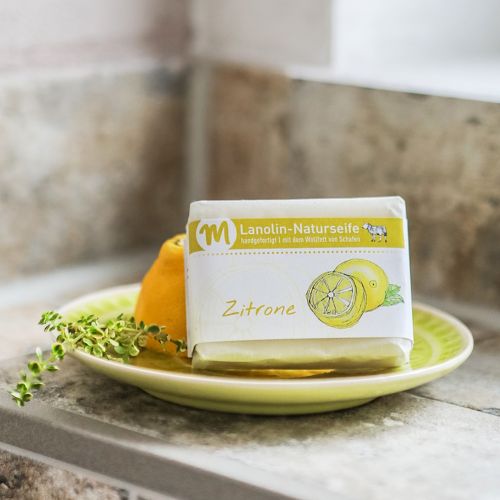 Lanolin-Naturseife mit Zitronen-Duft, auf einer Keramikschale.