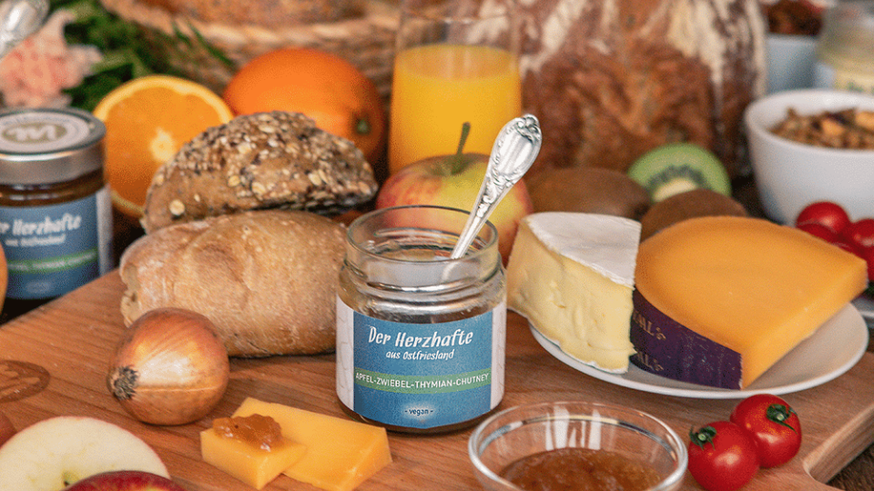 Food-Produkte auf einem gut gedeckten Frühstückstisch.