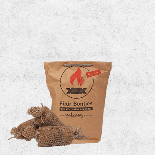 Handgemachte Anzünder liegen vor ihrer Verpackung aus Papier mit der Aufschrift Füür Bontjes.