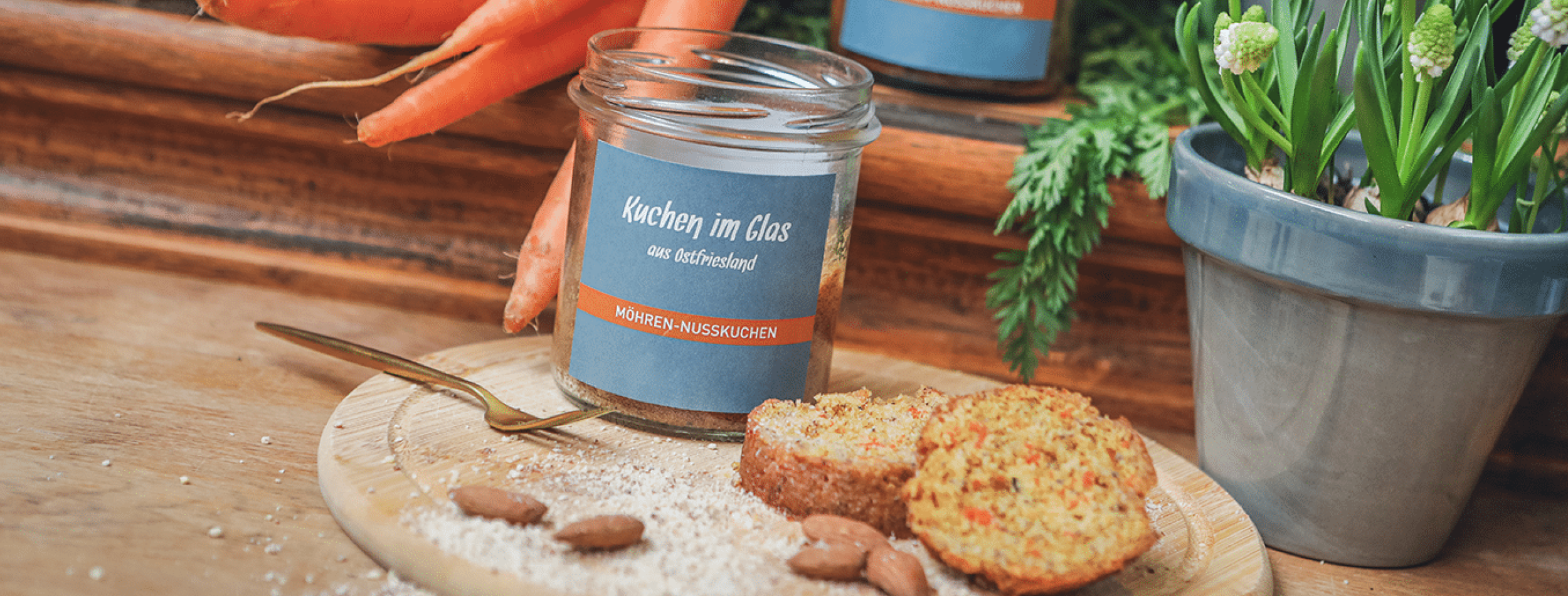 Möhren-Nusskuchen aus dem Glas, angeschnitten auf einem Teller serviert.