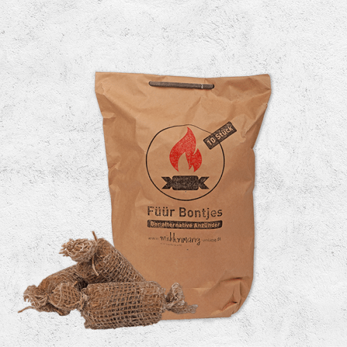 Handgemachte Anzünder liegen vor ihrer Verpackung aus Papier mit der Aufschrift Füür Bontjes.