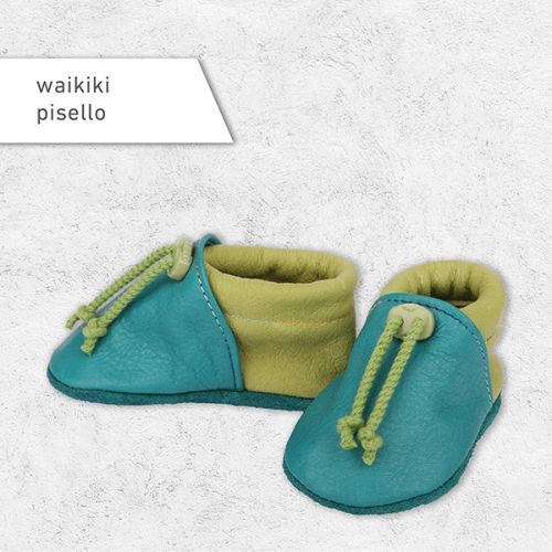 Schuhe für Babys aus Leder in der Farbe waikiki pisello.