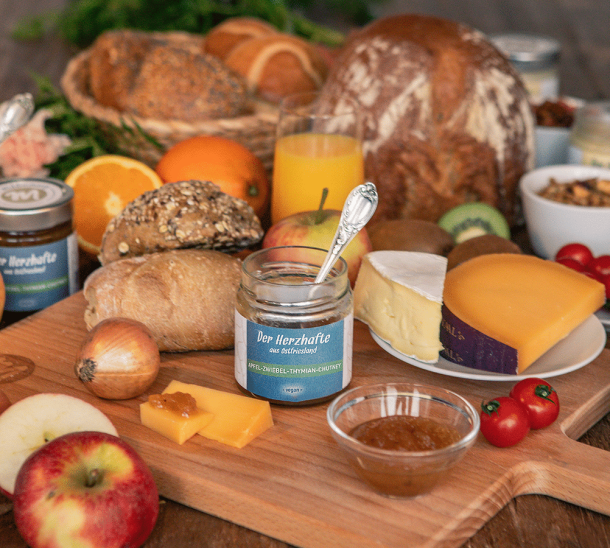 Food-Produkte auf einem gut gedeckten Frühstückstisch.