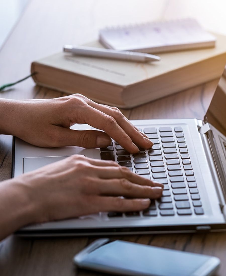 Eine Person arbeitet an einem Laptop.