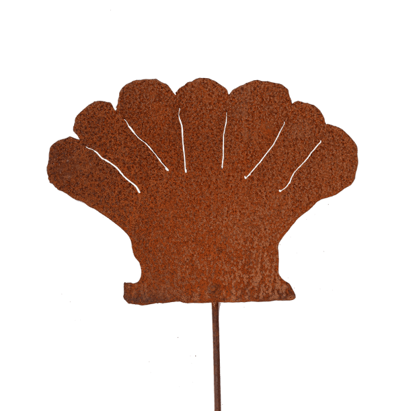 Ein Gartenstecker aus Metall in Rostoptik in der Variante Muschel.